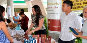 ESTUDIANTES BRINDAN ACOMPAÑAMIENTO A EMPRENDEDORES DE PASTAZA